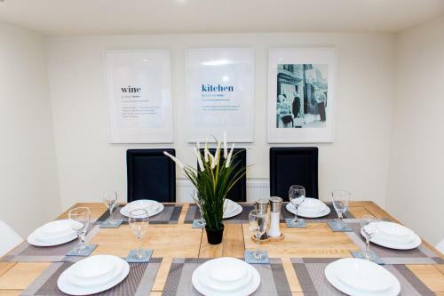High Peak Place - Spacious Whaley Bridge Townhouse