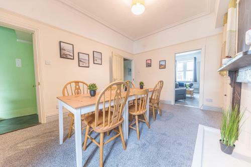 Central Location 5 Private Ensuite Bedrooms Great For Work Or Play
