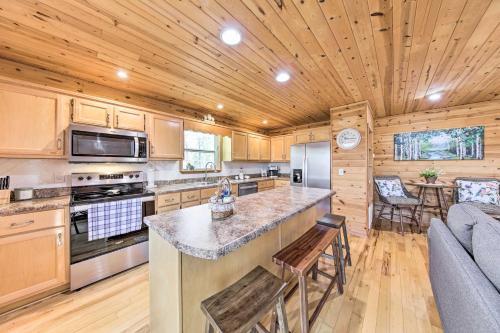 Scenic Escape With Outdoor Dining And Fire Pit!