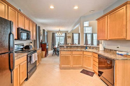 Spacious Home And Screened Porch On Golf Course