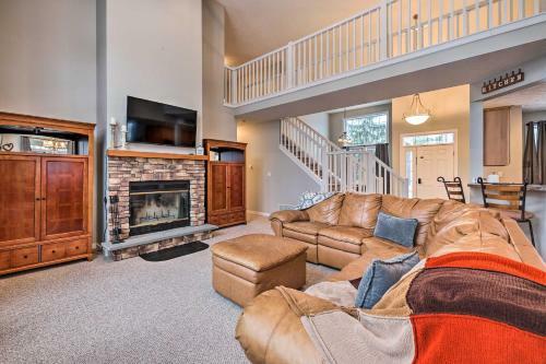 Spacious Home And Screened Porch On Golf Course