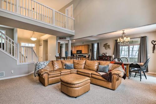 Spacious Home And Screened Porch On Golf Course