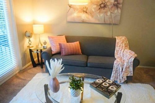 Contemporary Mid-rise Apartment By Downtown Dallas