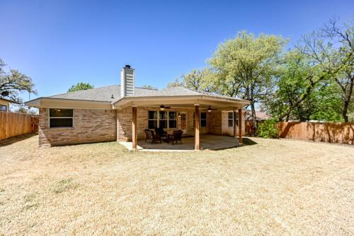 Beautiful And Well Appointed Home With Fireplace!!