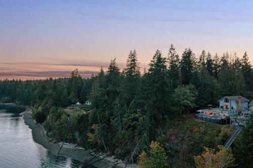 Oceanfront Retreat Mount Rainierking Bedgames