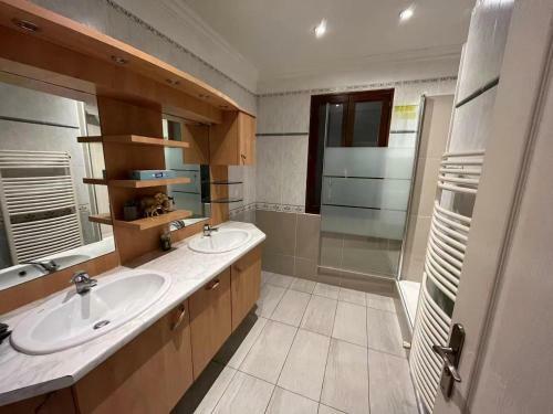 Villa Grande Maison de 120m2 Avec Cour / 4 Chambres