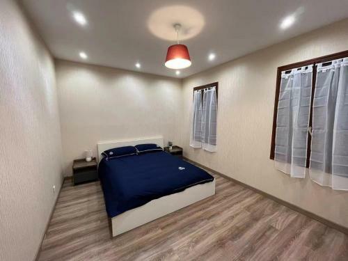Villa Grande Maison de 120m2 Avec Cour / 4 Chambres