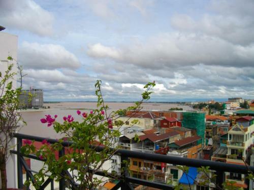 Lux Riverside Hotel & Apartment