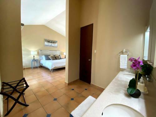 Villa Coral Reef- 4br With Community Pool Overlooking Ocean