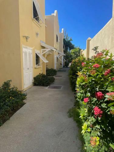 Villa New 2-bedroom With Pool Opposite West Coast Beach