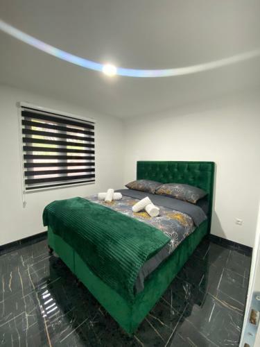Holiday Houses Green Queen