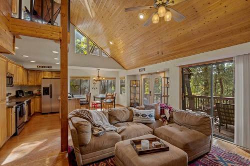 Cozy 3 Story Cabin With Loft, 2 Decks & Fire Pit