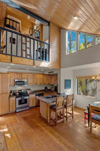 Cozy 3 Story Cabin With Loft, 2 Decks & Fire Pit