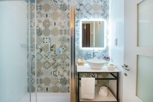 Hostal George's Boutique Living