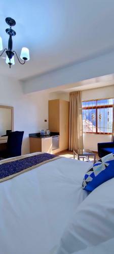 Hays Suites Hotel