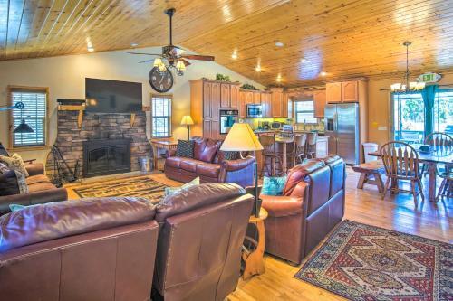 Inviting Big Bear Retreat With Hot Tub And Fire Pit!