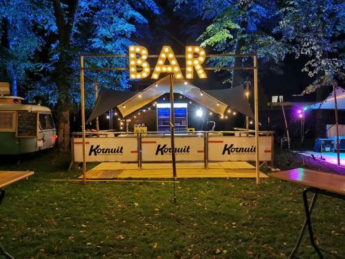 Ingerichte Bell Tent, Blues Camping Grolloo
