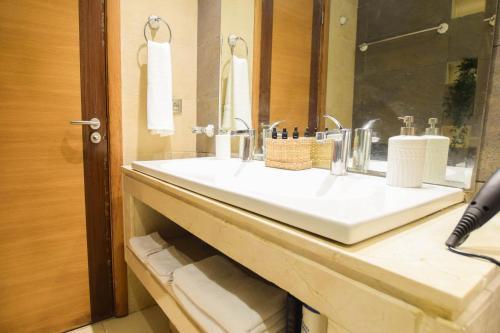 Prestigia Modern Apartment - Free Coffee & Parking