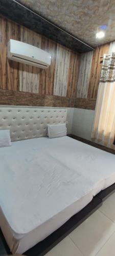 Spot On 86029 Yash Hotel