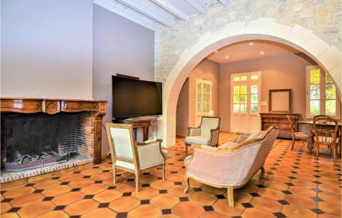 Awesome Home In Beaucaire With 6 Bedrooms