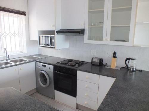 Dolphins Nook- 2 Bedroom Beach Apartment