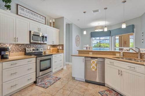 Villa Beautiful 4-bed, 2-bath, Plus Den, W/heated Pool