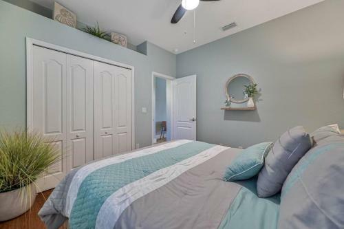 Villa Beautiful 4-bed, 2-bath, Plus Den, W/heated Pool