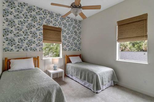 Stunning Beach Home With Rooftop Deck!!