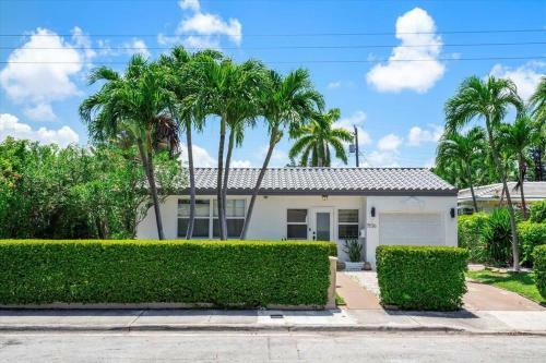 Villa Paradise Beach Home 3 Bed 3 Bath W/ Private Pool