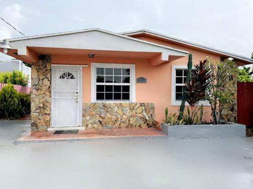 Modern Luxurious Spacious Home In West Wynwood