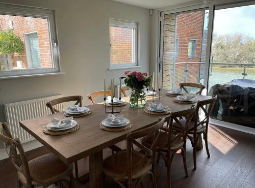 Olive House- 4 Bedroom Property On The Harbour!