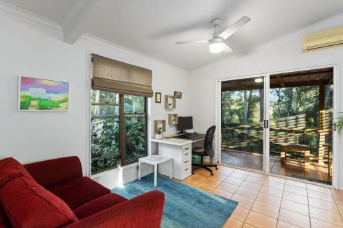 Spacious 4-bed Home With Waterfront Pontoon