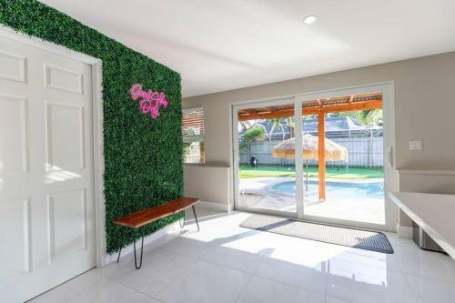 *new* The Palm Garden - Bright, Tropical Retreat!