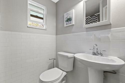 Charming Home W/firepit Centrally Located To Downtown And Beaches
