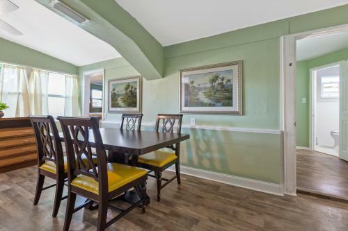 Charming Home W/firepit Centrally Located To Downtown And Beaches