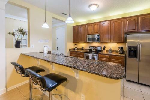 Vc6-106 3 Bedroom Great Location Lakeview