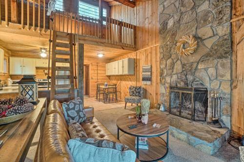 Cozy Treetop Cabin With Mountain And Forest Views