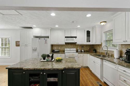 ?yard+bbq ? Garden Tub ? Fireplace ? A/c ? Games ?