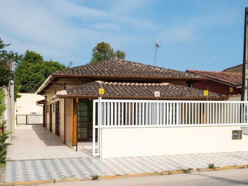 Casa Ampla E Arejada, Com Piscina E Churrasqueira