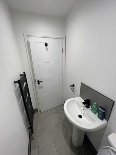 Hostal New Modern Shared House With Private Rooms