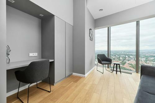 Sky Tower - Luxurious 37th Floor Apartment By Renters
