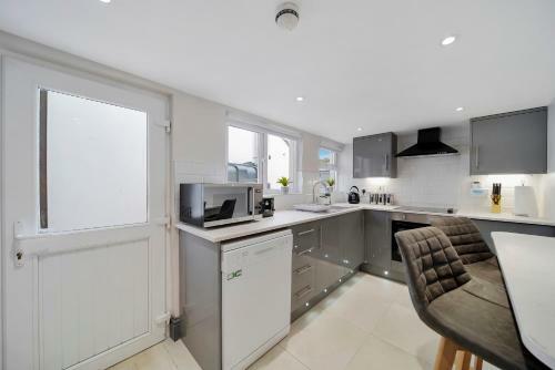 Villa *new 'magee Town House' Sleeping 11 Guests