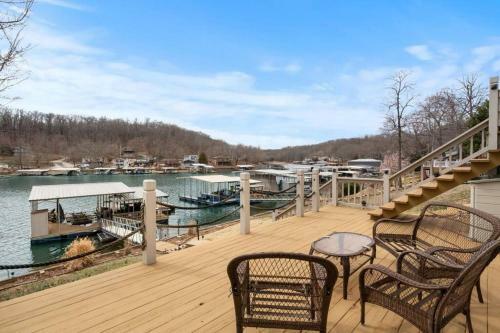 Sunny Southview Waterfront Lake House!