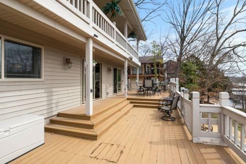 Sunny Southview Waterfront Lake House!