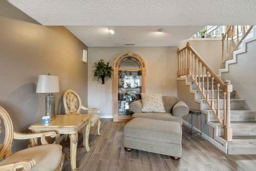 Sunny Southview Waterfront Lake House!