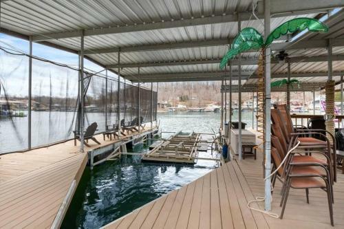 Sunny Southview Waterfront Lake House!
