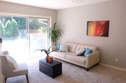 4 Bedrooms One Level House, Ev Outlet