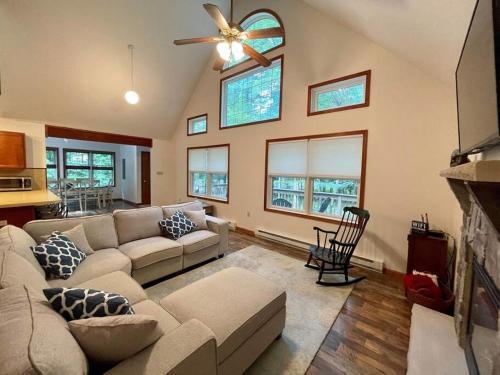 Wilawi Chalet Pocono Mountain Lake Getaway
