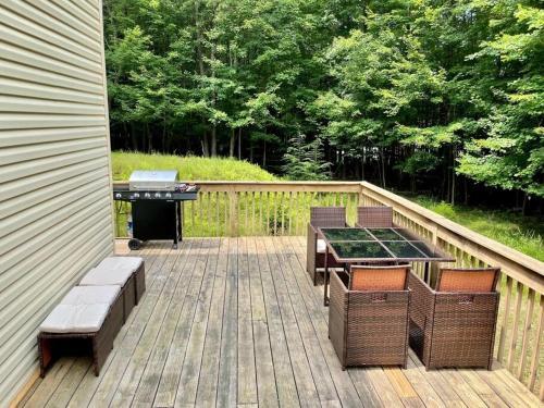 Wilawi Chalet Pocono Mountain Lake Getaway