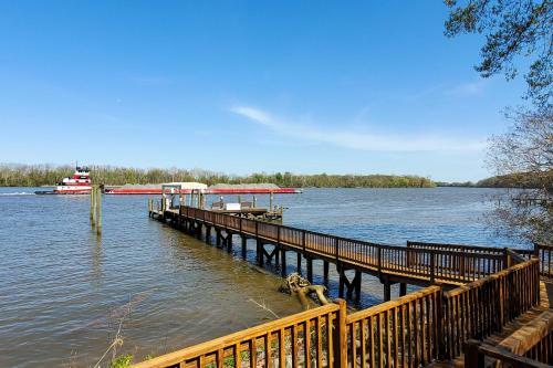 Spacious Chester Home With Yard On James River!